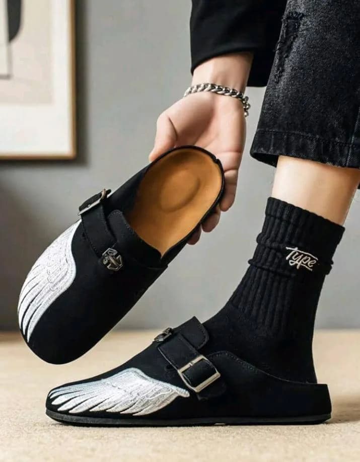 Sabots Mule Noirs à Broderie Ailes – Style Casual & Tendance